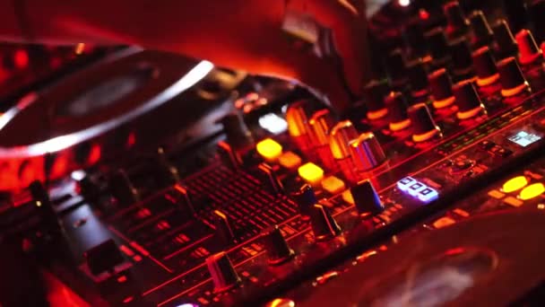Mani di DJ suona musica mescolando e graffiando, primo piano . — Video Stock