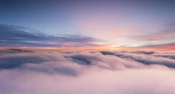 Sonnenuntergang Himmel aus dem Flugzeugfenster — Stockfoto