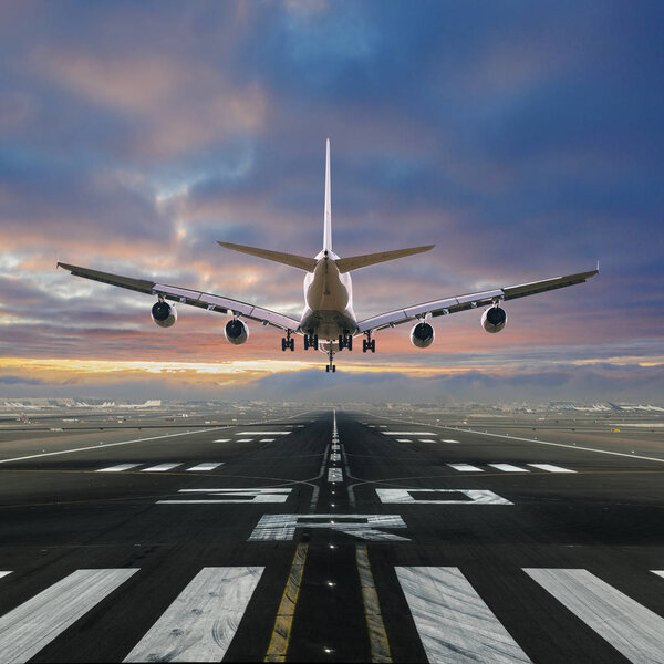 посадка самолета в аэропорту.