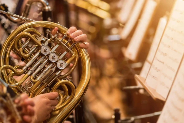 Chifre francês durante um concerto de música clássica — Fotografia de Stock