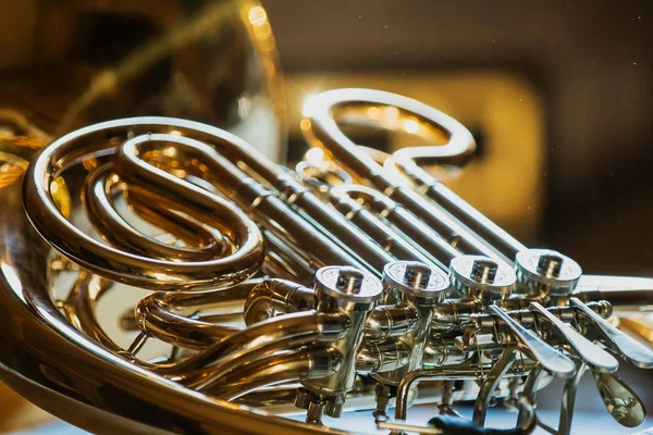 Franse Hoorn tijdens een klassiek concert muziek — Stockfoto