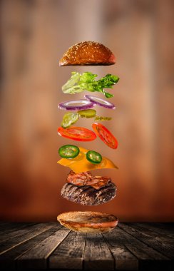 Maddeler koyu arka plan üzerinde uçan ile lezzetli çizburger