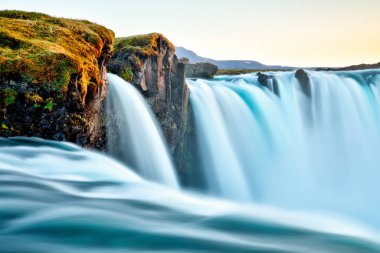 İzlanda 'da gün batımında inanılmaz Godafoss şelalesi