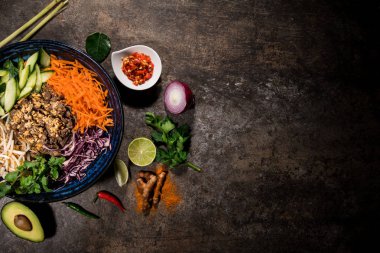 Bun bo bo Asyalı yemek geçmişi, taşrada çeşitli malzemelerle.