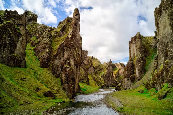 Slavný kaňon Fjadrargljufur na Islandu. Jihovýchod Islandu. — Stock fotografie