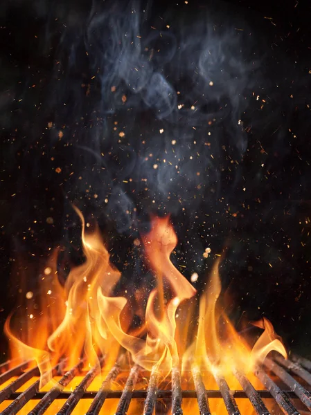 Tomma flammande träkolsgrill, redo för produktplacering. — Stockfoto