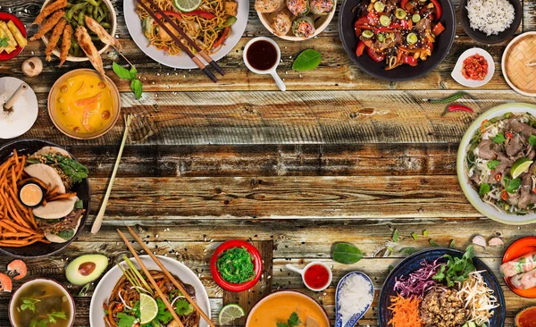 亚洲美食背景，在质朴的木桌上提供各种食材，顶视图. — 图库照片