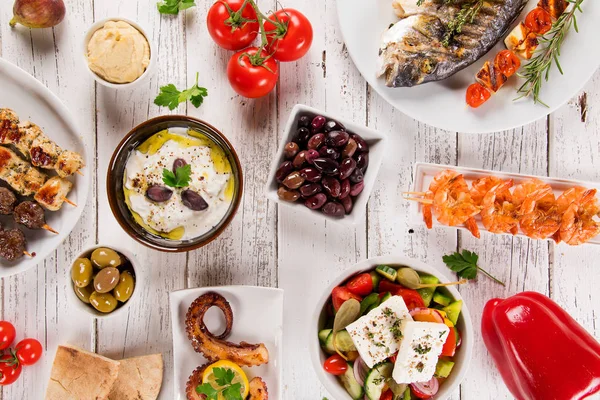 Griechisches Essen Hintergrund. traditionelle verschiedene griechische Gerichte, Draufsicht. — Stockfoto