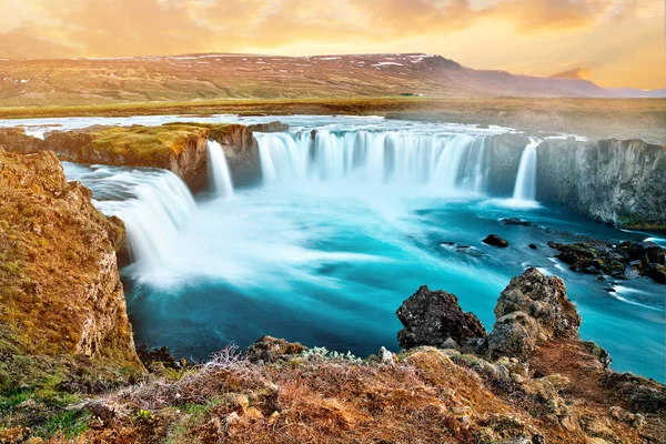 Csodálatos Godafoss vízesés Izlandon naplementekor — Stock Fotó