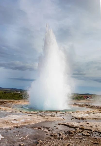 Beroemde Geyser Strokkur uitbarsting in het Geysir gebied, IJsland — Stockfoto