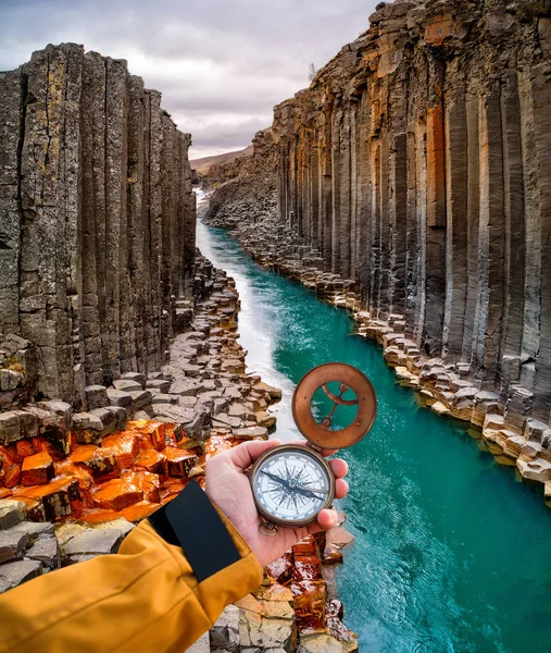 Krásná krajina se starým kompasem na cestovatelské ruce. — Stock fotografie