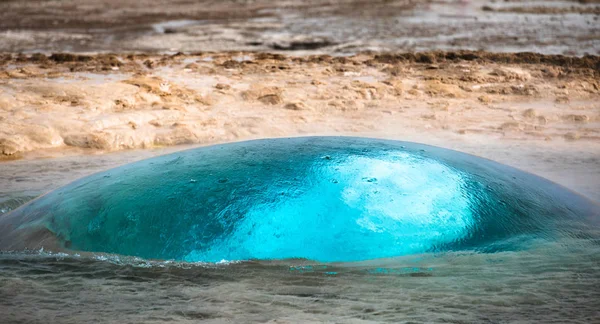 Słynny Geyser Strokkur erupcja w rejonie Geysir, Islandia — Zdjęcie stockowe