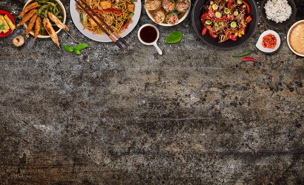 Asiatische Lebensmittel Hintergrund mit verschiedenen Zutaten auf rustikalem Steinhintergrund, Draufsicht. — Stockfoto