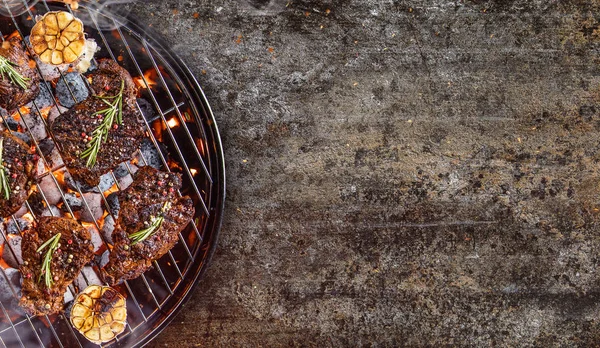 Гриль барбекю з яловичими стейками, крупним планом . — стокове фото