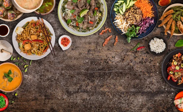 Азиатский пищевой фон с различными ингредиентами на деревенском каменном фоне, вид сверху. — стоковое фото