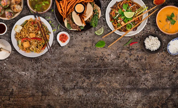 Köy taşından arka planda çeşitli malzemeler içeren Asya yemekleri, üst görünüm. — Stok fotoğraf
