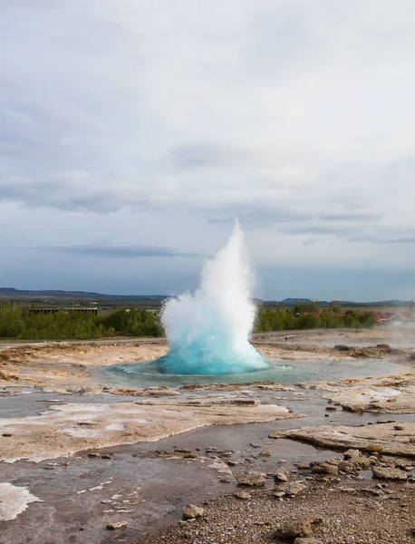 Ünlü Geyser Strokkur patlaması Geysir bölgesinde, İzlanda — Stok fotoğraf