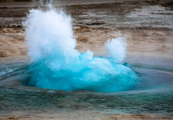 Ünlü Geyser Strokkur patlaması Geysir bölgesinde, İzlanda — Stok fotoğraf