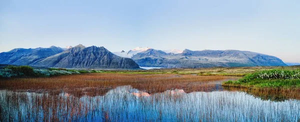 Красивий ісландський ландшафт з вулканічним горами — стокове фото