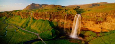 Gün batımı sırasında İzlanda Güzel Seljalandsfoss şelale.