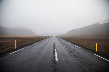 İzlanda 'ya git. Halka Yolu ile tipik İzlanda manzarası.