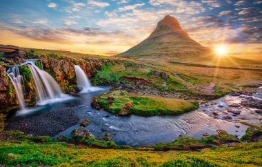 Kirkjufellsfoss Şelalesi ve Kirkjufell Dağı, İzlanda 'da gün doğumuyla güzel bir manzara..