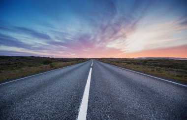 İzlanda 'ya git. Halka Yolu ile tipik İzlanda manzarası.