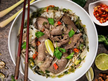 Rustik taş arka plan üzerinde çeşitli malzemelerle Pho bo asya gıda arka plan , üst görünümü.