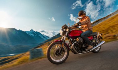 Alp otoyolunda motosiklet sürücüsü, Nockalmstrasse, Avusturya, Avrupa.