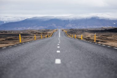 İzlanda 'ya git. Halka Yolu ile tipik İzlanda manzarası.