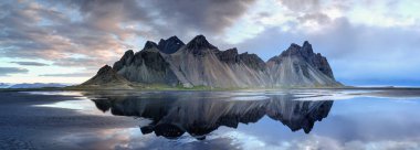 Stokksnes Vestrahorn ile güneydoğu İzlanda kıyısında. İzlanda.