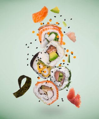 Havada donmuş lezzetli Japon suşisi parçaları..