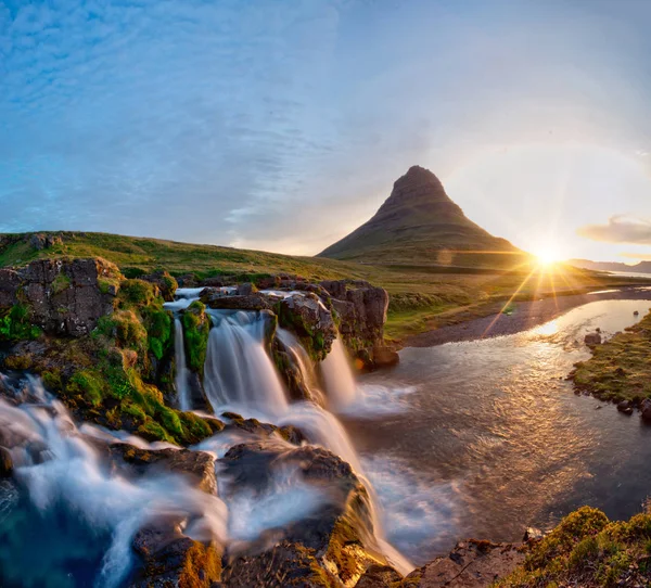 Bela paisagem com o nascer do sol na cachoeira Kirkjufellsfoss e montanha Kirkjufell, Islândia . — Fotografia de Stock