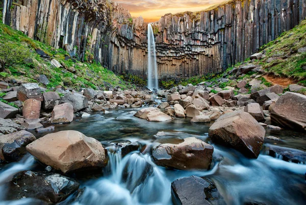 Svartifoss vízesés. Skaftafell Nemzeti Park, Vatnajokull gleccser, Izland, Európa. — Stock Fotó