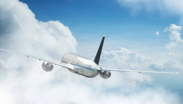 在戏剧性的云彩之上飞行的商业飞机喷气式客机. — 图库照片