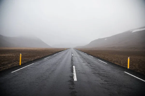 Reis naar IJsland. Typisch IJslands landschap met ringweg. — Stockfoto