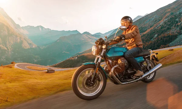 Motorcycle driver riding in Alpine highway, Nockalmstrasse, Austria, Europe. — Stock Photo, Image