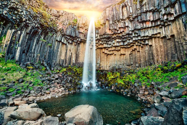 Wasserfall Svartifoss. Skaftafell-Nationalpark, Vatnajokull-Gletscher, Island, Europa. — Stockfoto