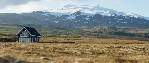 Landscape with typical house in Iceland. — Stock Photo, Image