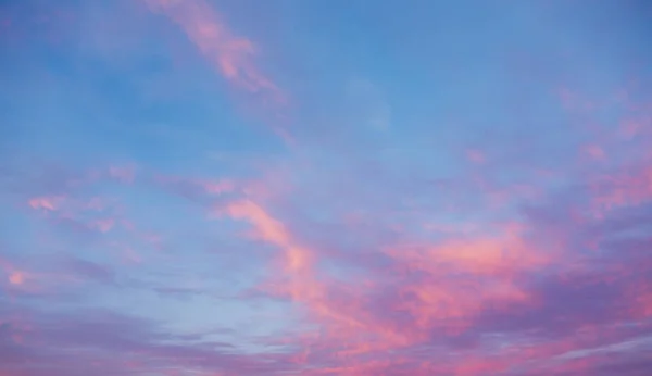 Tramonto o alba cielo con nuvole drammatiche — Foto Stock
