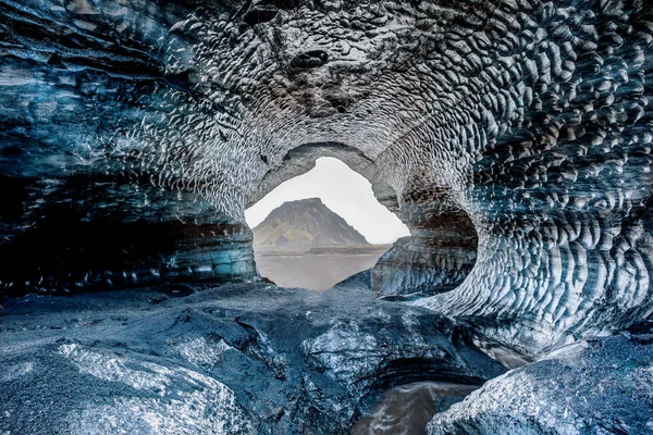Blue crystal ice cave, underground beneath the glacier in Iceland — Stock Photo, Image