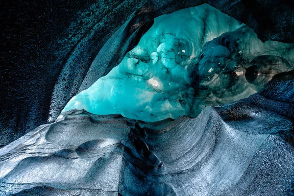 Blaukristalleishöhle unter dem Gletscher in Island — Stockfoto