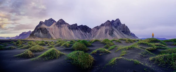 Stokksnes Vestrahorn ile güneydoğu İzlanda kıyısında. İzlanda. — Stok fotoğraf