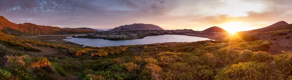 Piękny zachód słońca nad islandzkim krajobrazem z wulkanic gór — Zdjęcie stockowe