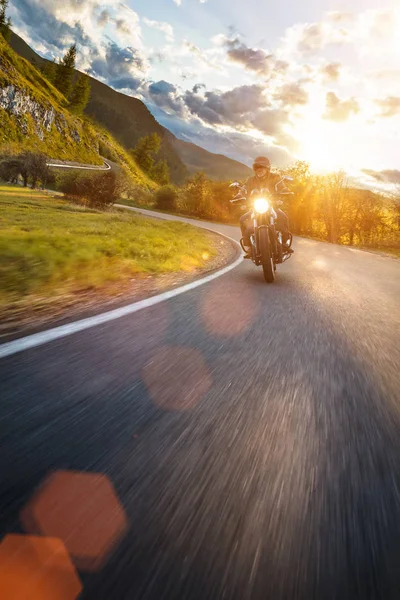 Motorista de motocicleta na estrada alpina, Nockalmstrasse, Áustria, Europa . — Fotografia de Stock