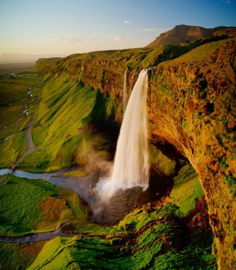 Gün batımı sırasında İzlanda Güzel Seljalandsfoss şelale.