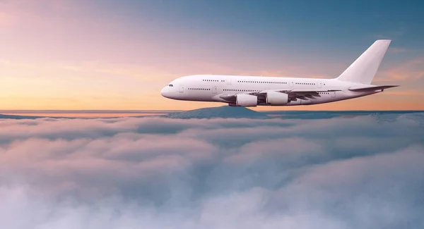 Passageiros de dois andares enormes avião comercial voando acima de nuvens dramáticas. — Fotografia de Stock