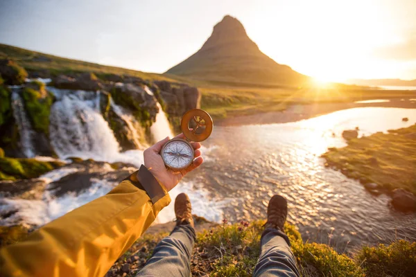 Красивий пейзаж зі старим компасом на руці мандрівників . — стокове фото