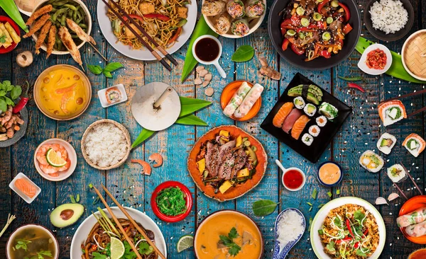亚洲美食背景，在质朴的木桌上提供各种食材. — 图库照片