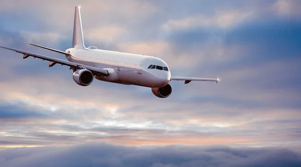 Avión comercial jetliner volando por encima de nubes dramáticas. — Foto de Stock